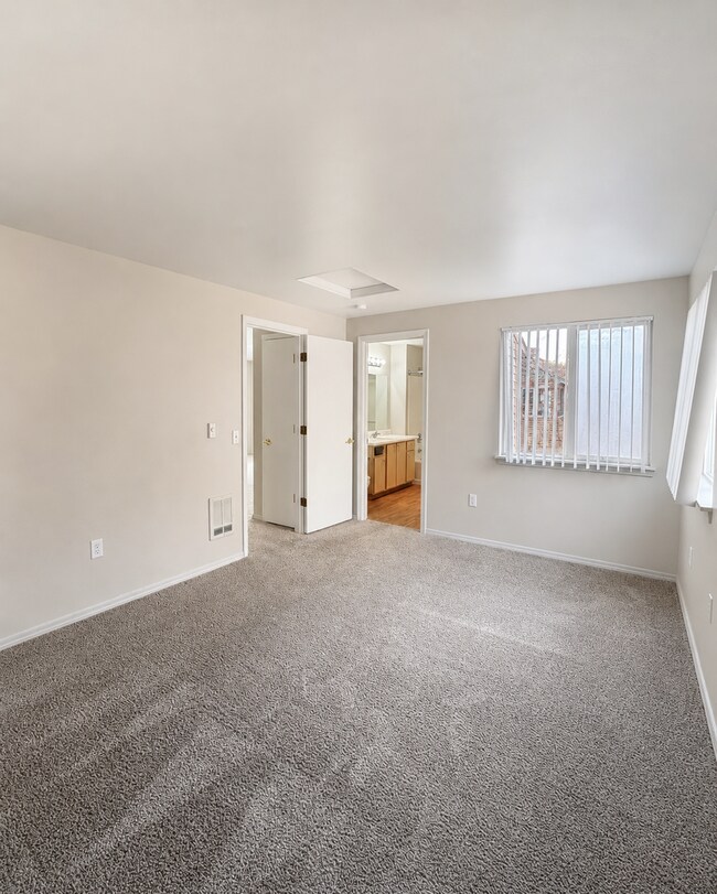 Building Photo - FREE August Rent! Spacious 1-Bedroom with Vaulted Ceilings & In-Unit Laundry!