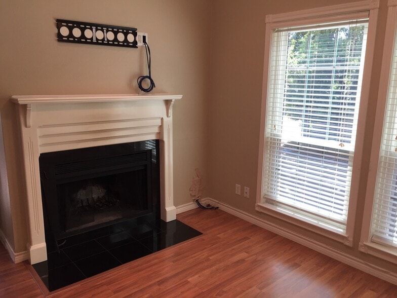 Building Photo - 14400 Montfort Dr