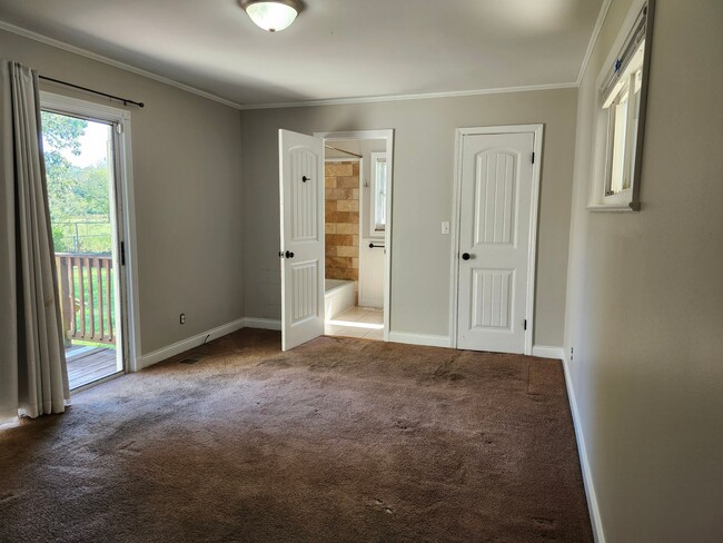 Building Photo - 3 bedroom 2 bath home located in Brainerd TN