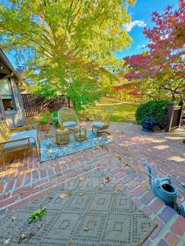 Building Photo - 615 E 101st Terrace