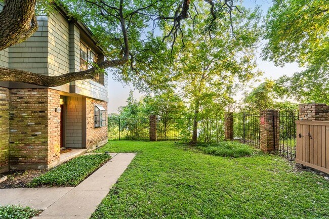 Building Photo - 7122 Wood Hollow Dr