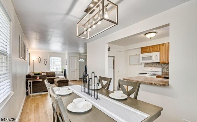 Building Photo - 5 Mayfield Pl