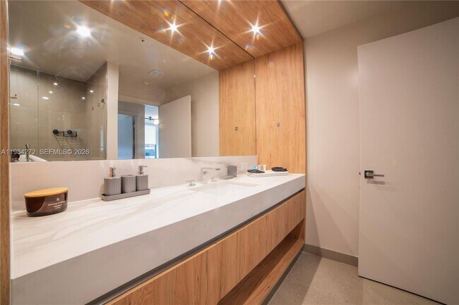 Building Photo - 11 NE 6th St