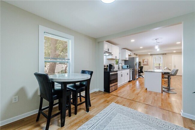 Building Photo - 554 Oak Dr