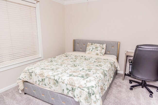 Building Photo - 2 Bedroom/ 2 bath - entry level END UNIT with side balcony- Fully Furnished and only a $500 depos...