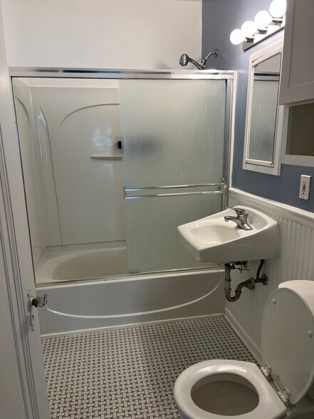 Building Photo - 1624 Sherman St SE