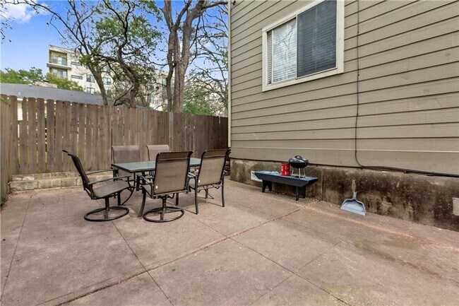 Building Photo - Duplex 11 Bedrooms 6 Baths Available August 2025