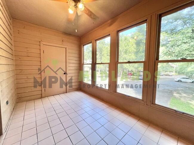 Building Photo - 6008 Village Creek Dr