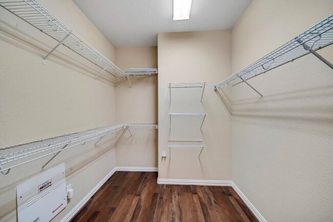 Building Photo - 3005 Gardencrest Ln
