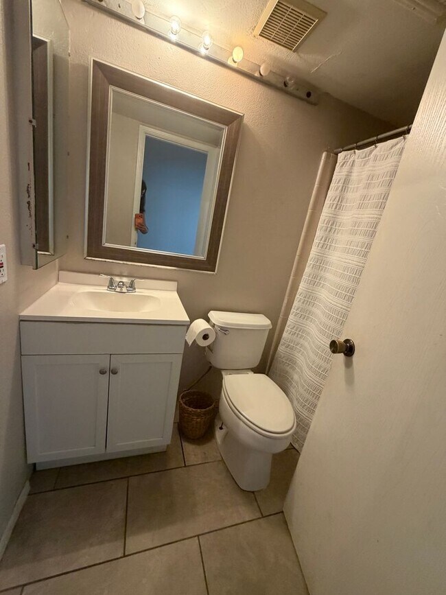 Building Photo - 2 Bedroom 2 bath private enclosed yard for