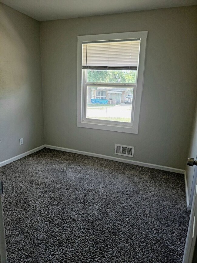 Building Photo - 3 Bed/2 Bath Home