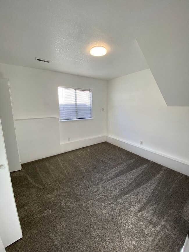 Building Photo - Large 2 bedroom, 1.5 bathroom Townhouse st...