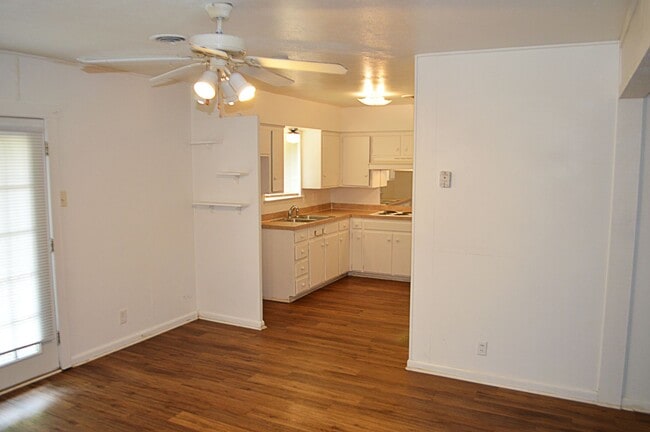 Building Photo - Charming Western Hills Home with Spacious ...