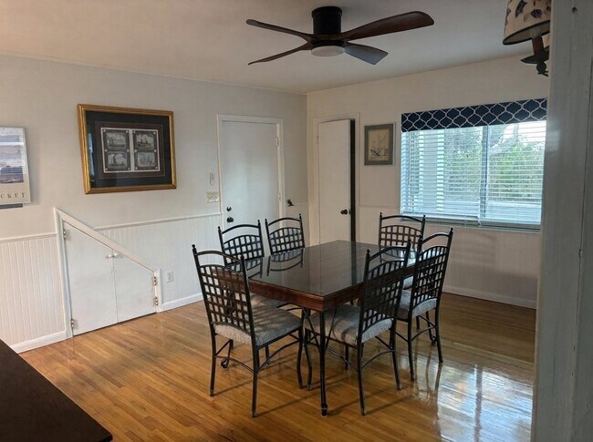 Building Photo - 1407 Sunset Dr