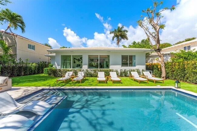 Building Photo - 6145 La Gorce Dr