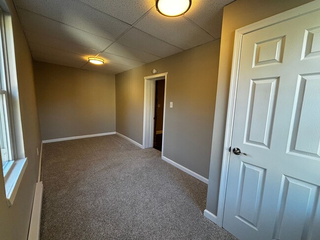 Building Photo - Newly remodeled 3+ bedroom