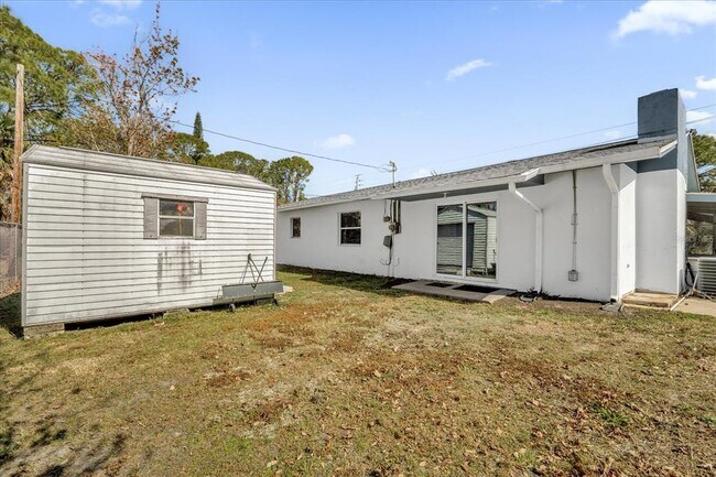 Building Photo - 3800 Pine St