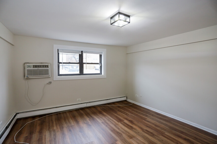 Building Photo - 9016 Lamon Ave