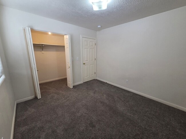 Building Photo - 2 Bed Apartment - Ready to GO!