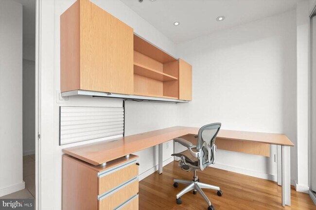 Building Photo - 100 Harborview Dr