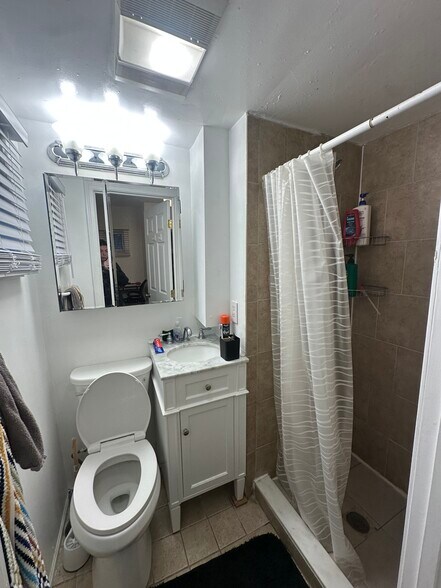 Building Photo - 16 Charter St