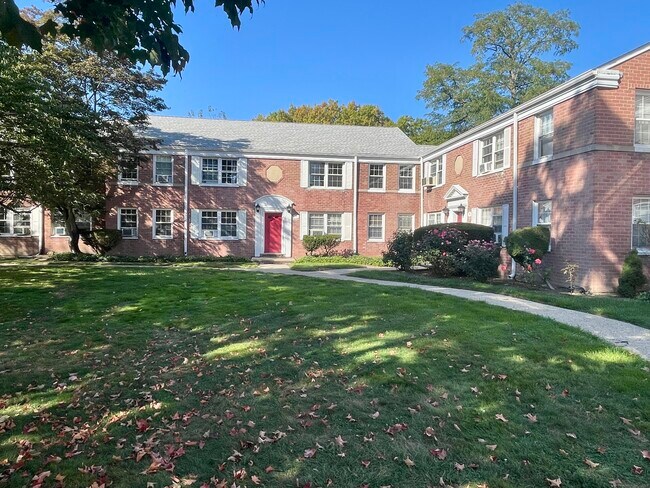 Building Photo - 72 Standish Rd