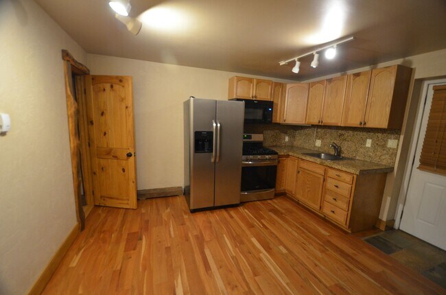 Building Photo - 471 High Point Dr