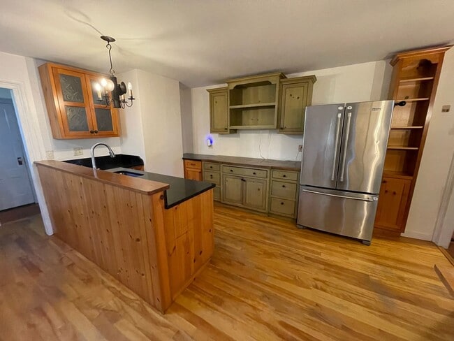 Building Photo - Charming 5-Bedroom 3.5 bath Home for Rent ...