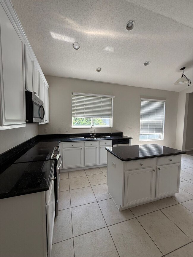 Building Photo - Come View This Amazing 3 Bed 2 Bath Single...