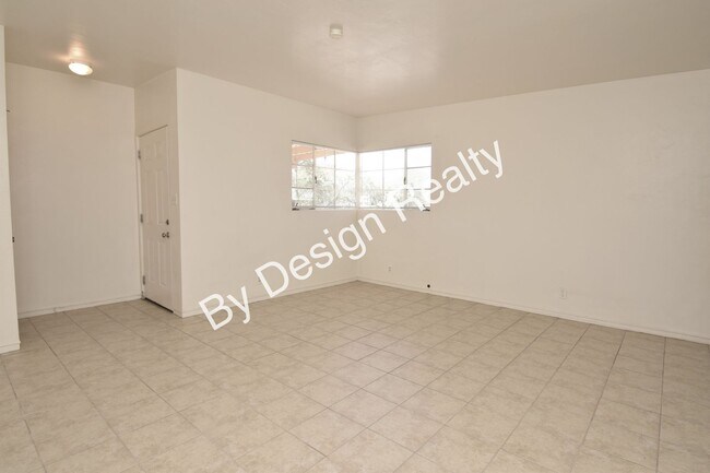 Building Photo - Midtown 2 Bed 1 Bath - A/C - Fenced Yard - Covered Parking