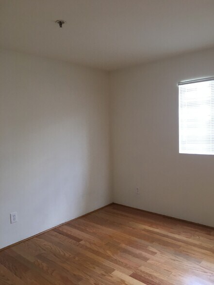 Building Photo - 1460 N Mansfield Ave