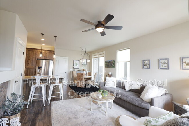 Building Photo - 2860 Yew Park Ln
