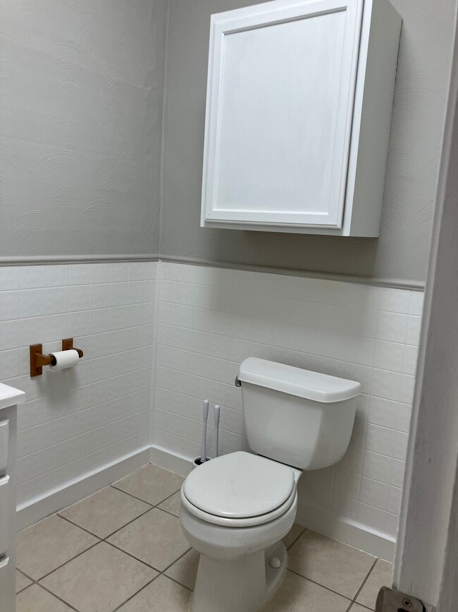 Building Photo - 607 E Farnum Ave