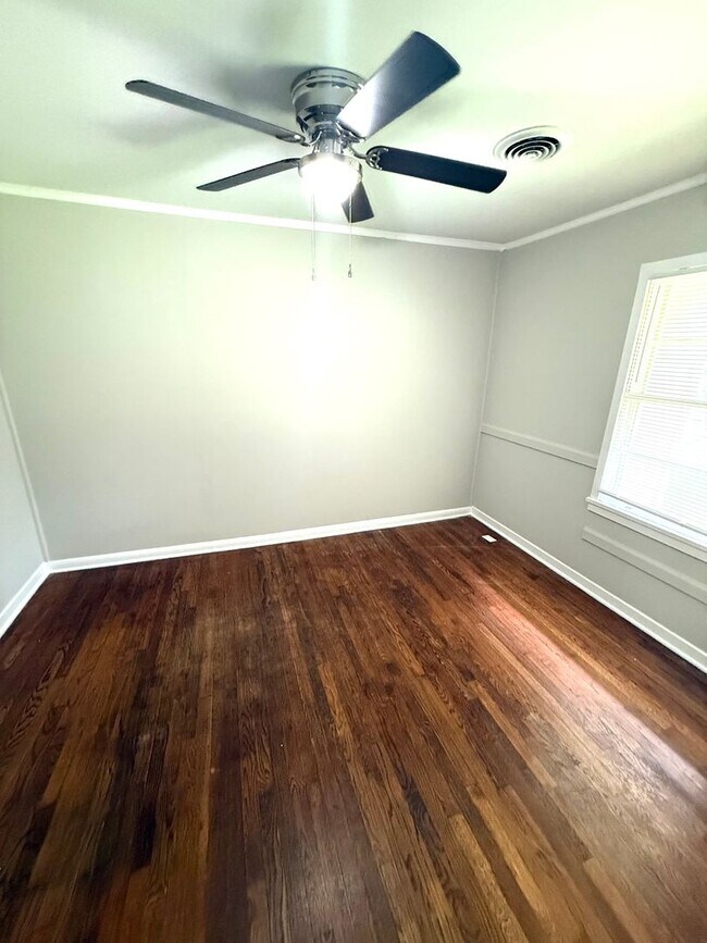 Building Photo - ** 3 bed 1 bath located in Forest Hills **...