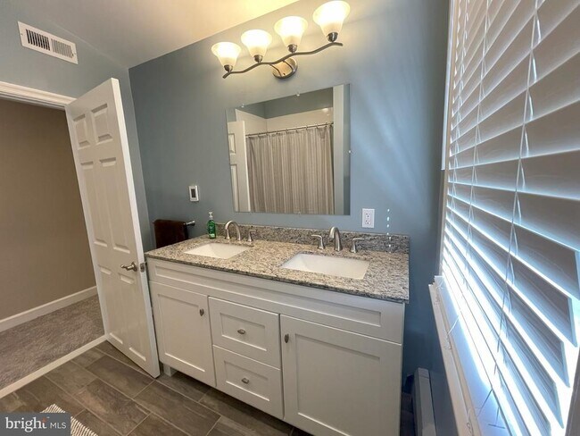 Building Photo - 2249 W Walnut St