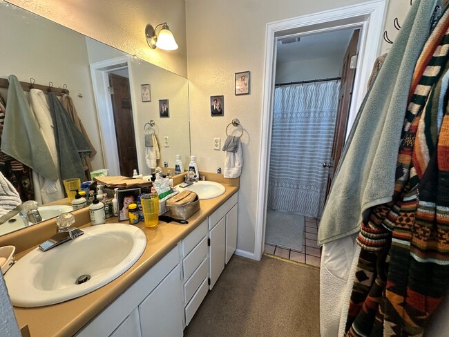 Building Photo - Exquisite 2 Bedroom 2 Bath Excellent Locat...