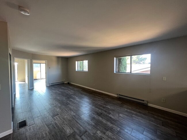 Building Photo - 390 Fairway Oaks Dr