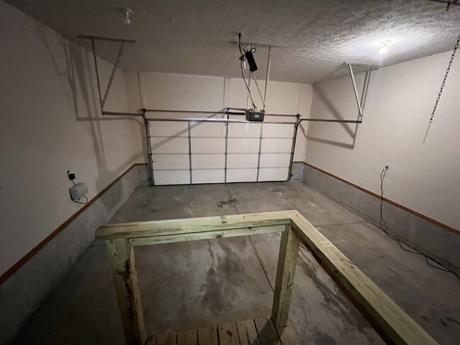 Building Photo - 3BR / 2BA  - with Fenced in backyard