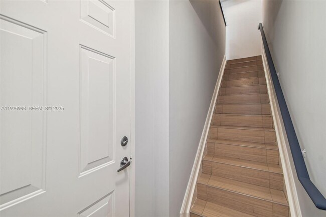 Building Photo - 2945 NE 185th St