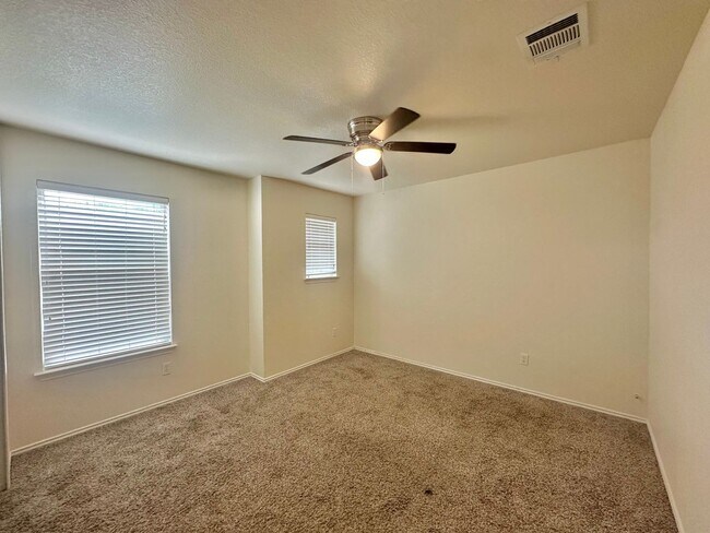 Building Photo - 3 BED 2.5 BATH WITH FRESH PAINT AND NEW AP...