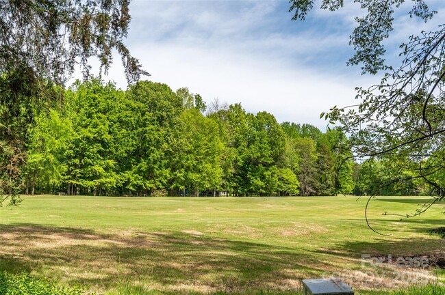 Building Photo - 10316 Whitethorn Dr