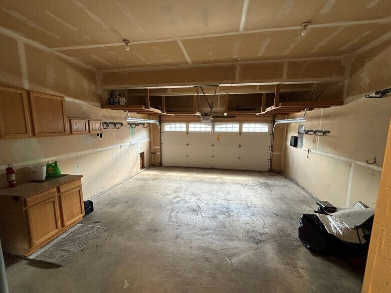 Building Photo - Spacious 4-Bedroom Family Home in Creeksid...