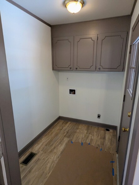 Building Photo - 201 Acorn Dr