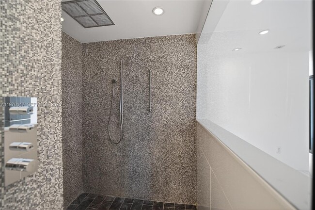 Building Photo - 1000 N Shore Dr