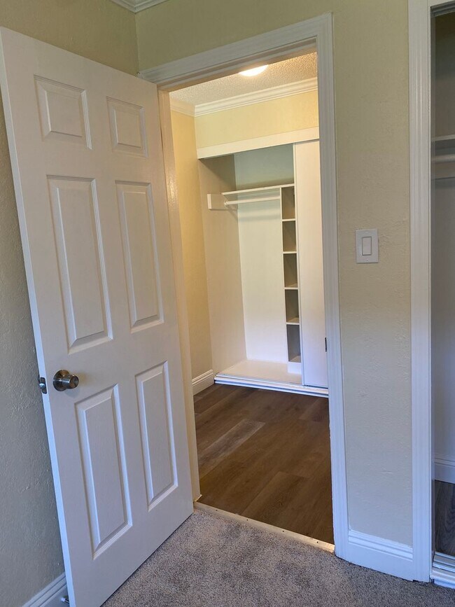 Building Photo - Welcome to SkyView Villa & Somerset Apartments!