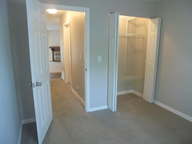 Building Photo - 4730 Calvert Dr