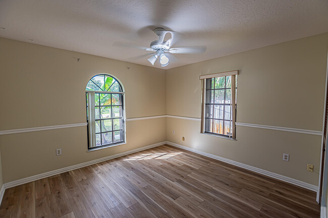Building Photo - 409 SW Whitmore Dr