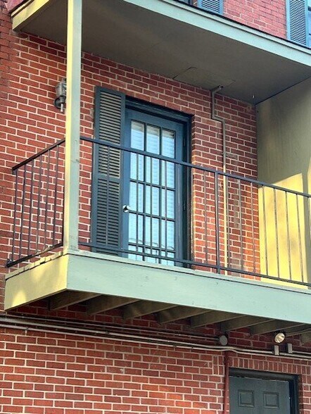 Building Photo - 503 E 6th St