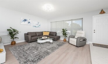 Building Photo - 810 S Rainbow Dr