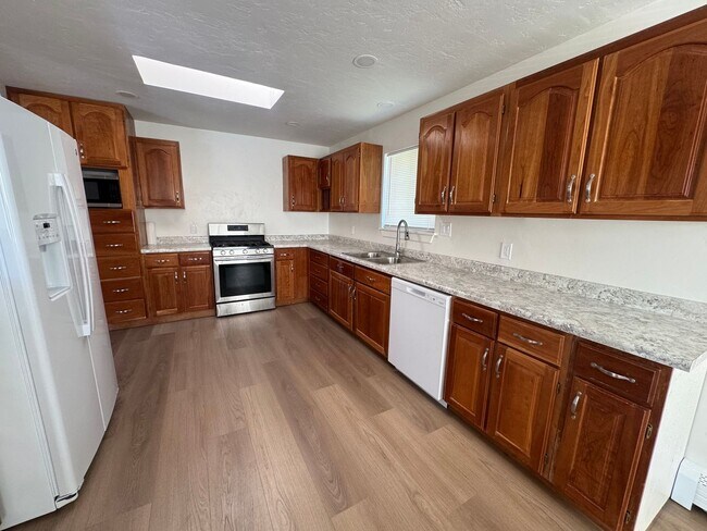 Building Photo - Beautiful home for rent in Pleasant Grove